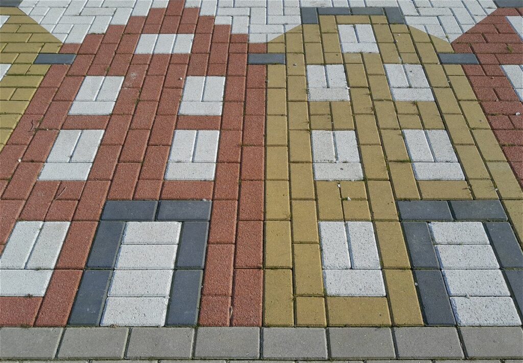 On the Houthavenkade, in the new Amsterdam district of Houthavens, a canal scene is depicted with paving stones.